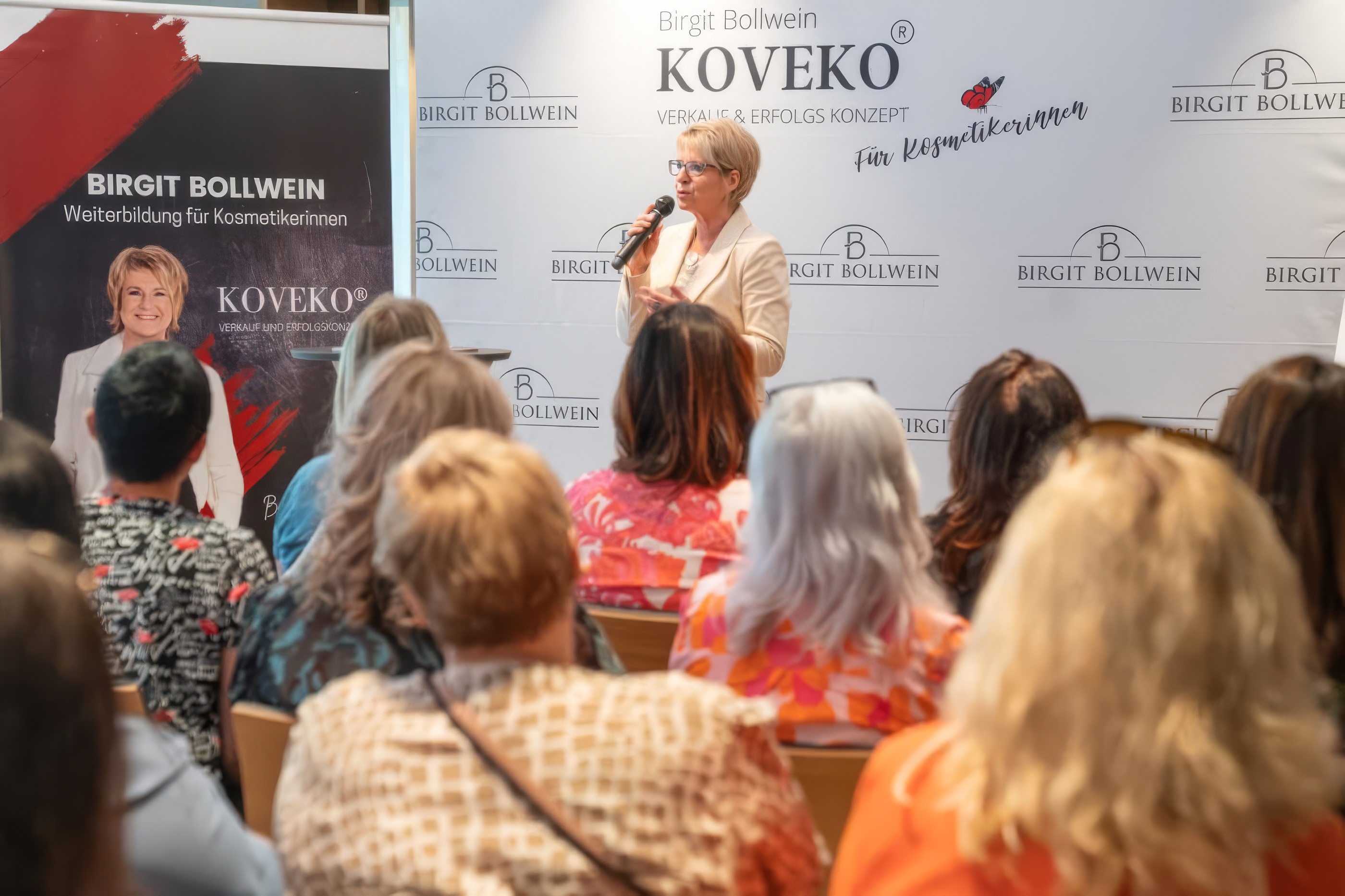 Birgit Bollwein auf der Bühne bei einem KOVEKO®-Präsenz-Event