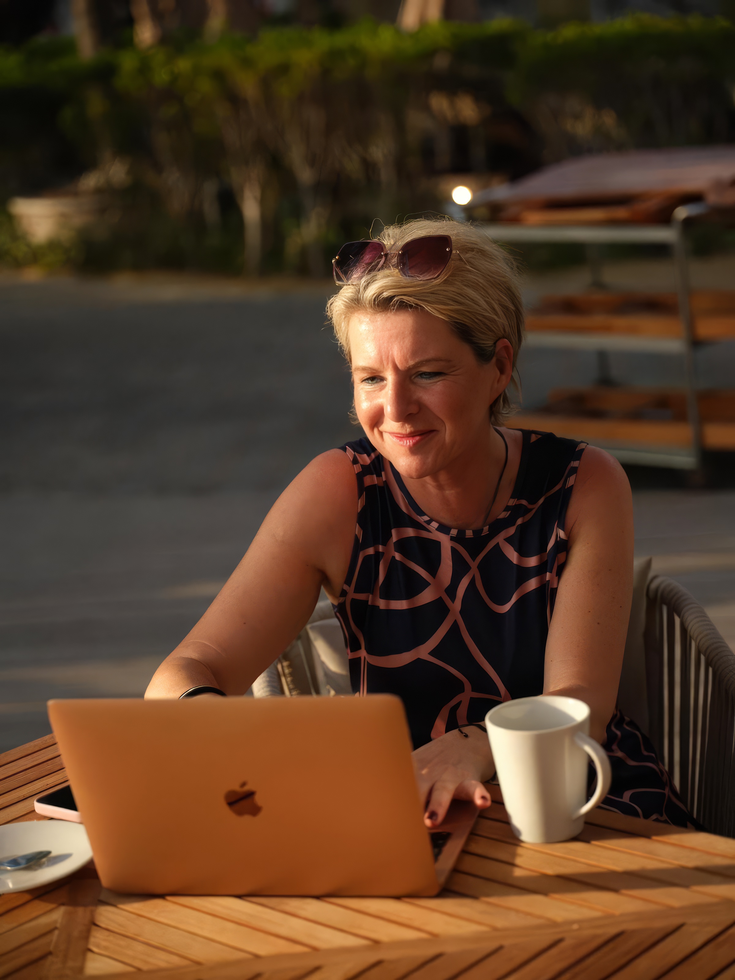 Birgit Bollwein arbeitet entspannt am Laptop